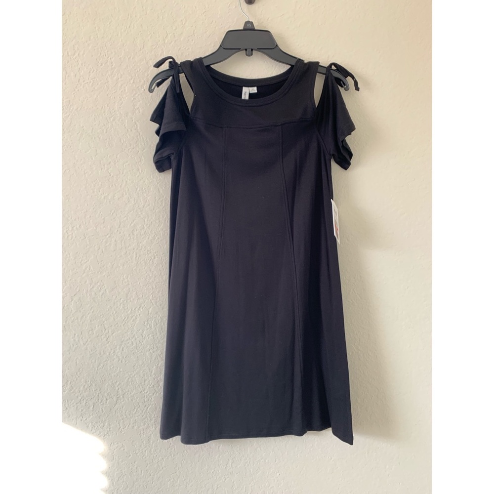 Women’s Kenzie cold shoulder black dress. NWT